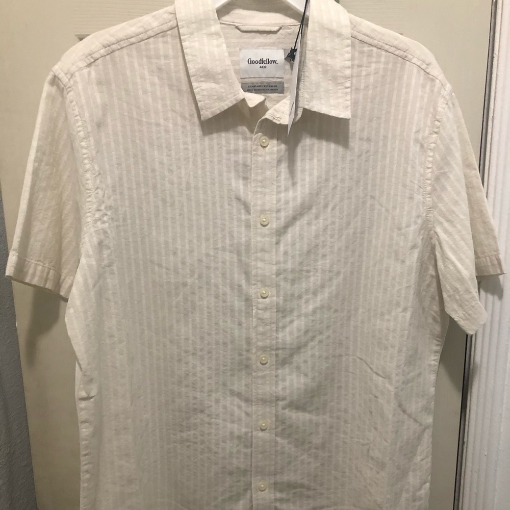 Men’s standard fit short sleeve button up shirt